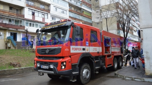 Panică într-un bloc din Reșița după ce un incendiu a izbucnit într-un apartament