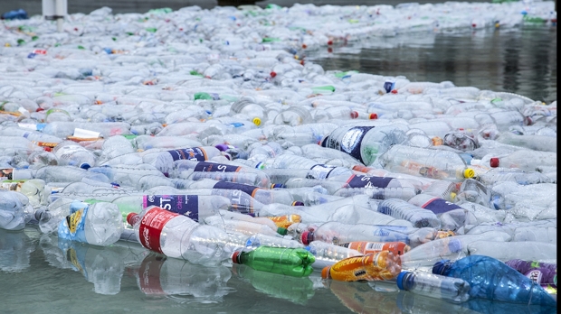 Anual, peste 8 milioane de tone de produse plastice ajung în oceane
