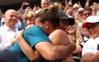 Simona Halep și Darren Cahill, imediat după cucerirea trofeului de la Roland Garros