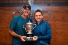 Simona Halep și antrenorul ei, Darren Cahill, cu trofeul de la Roland Garros