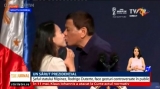 Președintele filipinez sărută o femeie