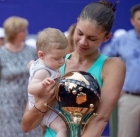 Andreea Mitu și fiul ei, Adam, cu trofeul de la Bucharest Open