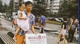Tatăl copiilor a ieşit pe stradă cu copila în braţe şi un afiş pe care scria că este oferită celui care plăteşte mai mult 