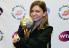 Simona Halep și trofeul Chris Evert locul 1 WTA la final de an