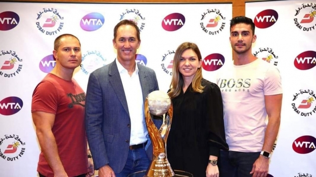 Teo Cercel, Darren Cahill, Simona Haleo și Andrei Cristofor cu trofeul de nr 1 mondial