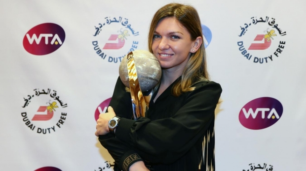 Simona Halep și trofeul Chris Evert