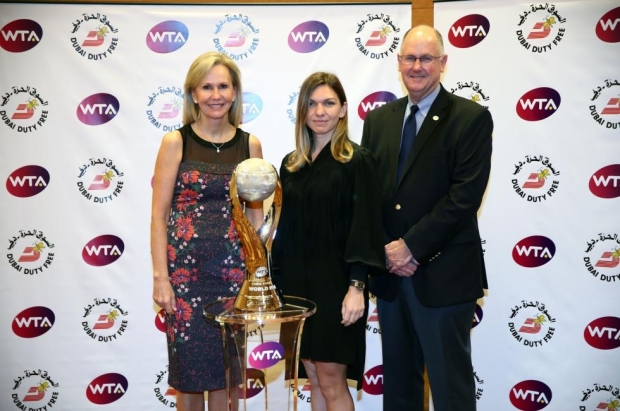 Chris Evert, Simona Halep și  Steve Simon, cu trofeul pentru numărul 1 mondial la final de an