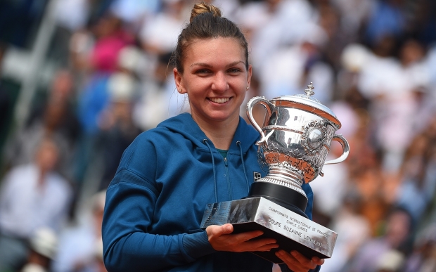Simona Halep si trofeul de la Roland Garros 2018
