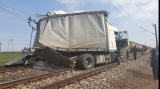 Accident între un tren şi un TIR la ieşirea din Feteşti