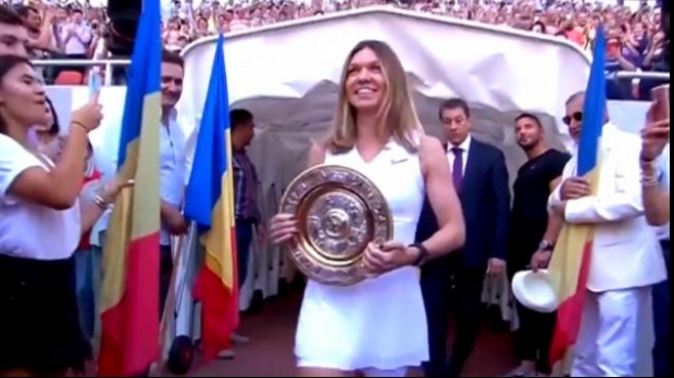 Simona Halep a prezentat fanilor din România trofeul cucerit la Wimbledon