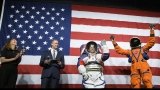 NASA a prezentat noile costume spațiale care vor fi purtate de astronauți pe Lună
