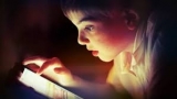Copiii români petrec pe zi peste 6 ore în online