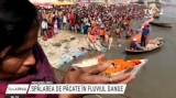 Spălare ritualică de păcate în fluviul Gange 