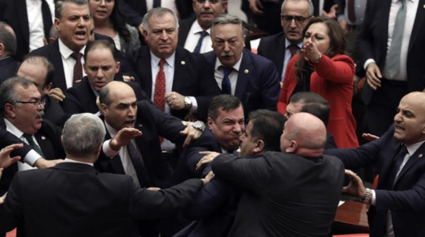 Parlamentarii turci s-au bătut, din cauza campaniei militare în Siria