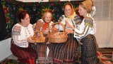 Elena Torac (stânga) a fost fascinată de creațiile bunicii sale și a dorit să ducă mai departe tradiția