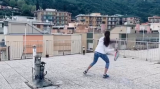 Două fete au cucerit internetul, după ce s-au filmat cum joacă tenis pe acoperiş