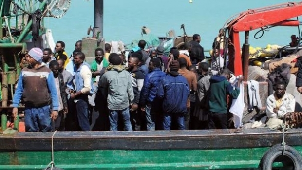 Migranți blocați pe navă