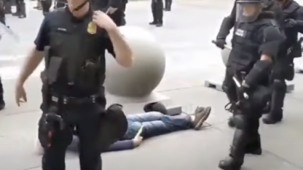 Doi poliţişti, filmaţi cum trântesc la pământ un bărbat de 75 de ani