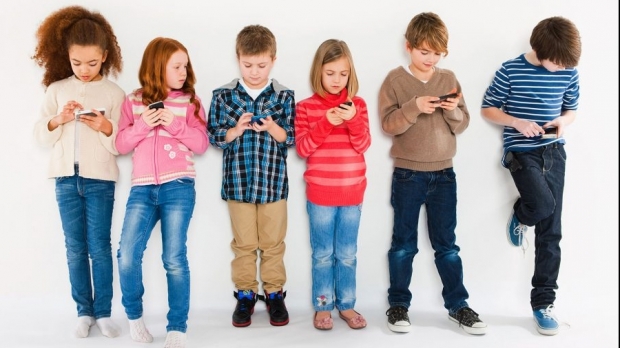 Opt din zece copii iau contact cu un smartphone în primii trei ani de viață