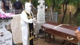 Un preot din Olt a oficiat slujba de înmormântare a unui bărbat mort de COVID îmbrăcat în combinezon