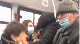Un bărbat a lovit o femeie pentru că aceasta nu purta corect masca de protecţie în autobuz