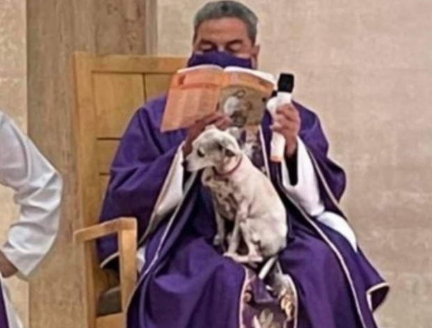 Un preot din Mexic a oficiat slujba alături de câinele său