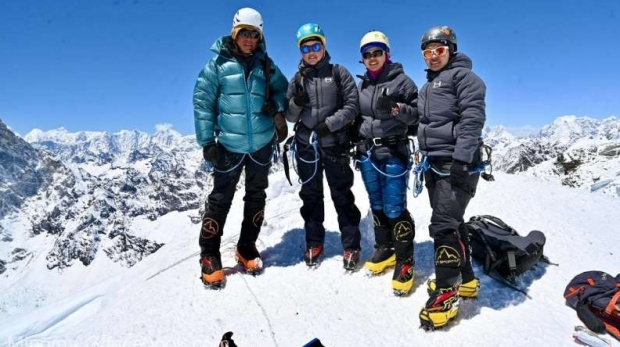 Nima Jangmu Sherpa, Tshering Namgya Sherpa şi Dawa Futi Sherpa