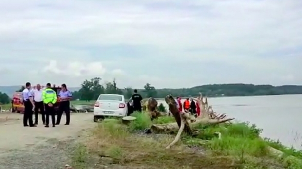 Masină căzută în Dunăre