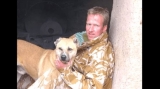 Paul Farthing și unul dintre animalele salvate în adăpostul său