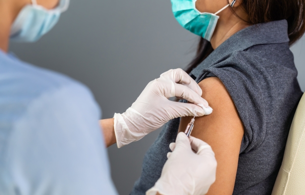 Vaccinul anti Covid Pfizer-BioNTech, autorizat complet de FDA