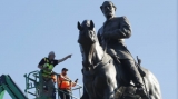 Statuia lui Robert E. Lee, dată jos