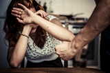 Femeie care își acoperă fața de frică de violența domestică