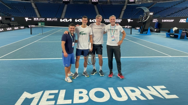 Novak Djokovic și echipa sa, la primul antrenament pe Rod Laver Arena
