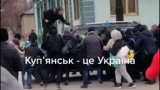 Locuitorii din Kupiansk sar cu mâinile goale în fața blindatelor rusești care au intrat în oraș