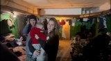Femei si copii, adăpostiţi in subsolul fabricii din Mariupol