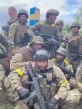 Soldați ucraineni la granița cu Rusia, în regiunea Harkov