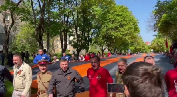 Denis Pushilin la parada din Mariupol