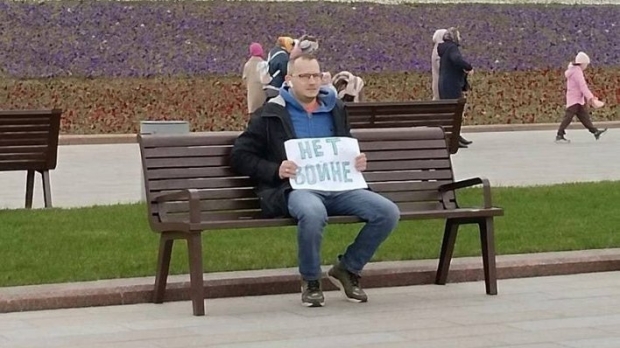 Rusia: Bărbat cu o pancartă anti-război