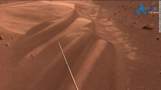 O imagine a dunelor de pe Marte, luată de roverul Zhurong al sondei Tianwen-1 cu puțin timp înainte ca aceasta să intre în repaus în mai 2022