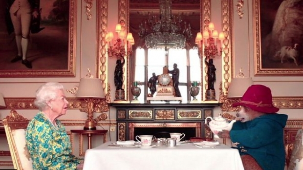 Regina Elisabeta bea ceai cu ursulețul Paddington