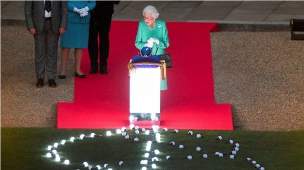 Regina Elisabeta aprinde luminile la Windsor