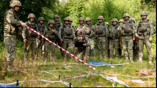 Militari români la instrucție / MApN