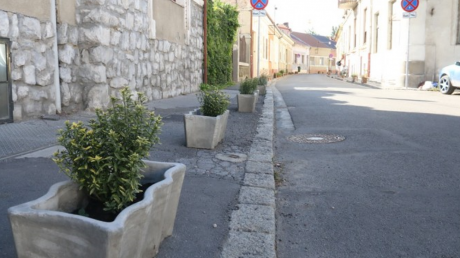 Oradea: Jardiniere cu flori pentru a preîntâmpina parcările neregulamentare