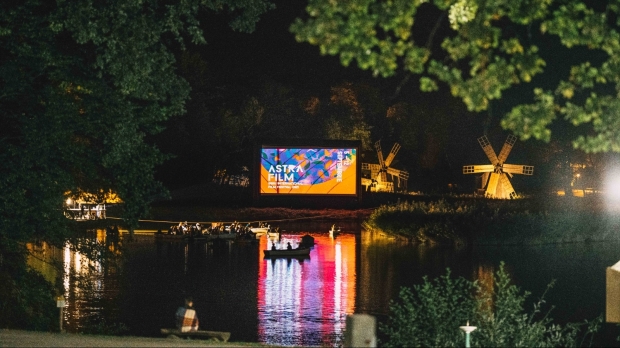 Filmele pot fi văzute din bărci care plutesc pe lac