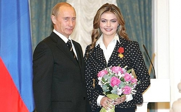 Kabaeva, premiată de Putin, în 2005 / Kremlin