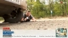 Corespondentul TVR Alexandru Costache, lângă mașină, în timpul bombardamentelor din Harkov 