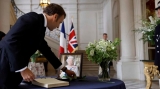 Emmanuel Macron a semnat la 9 septembrie în Cartea de Condoleante de la Ambasada Marii Britanii