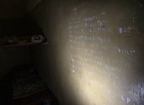 Rugăciunea Tatăl nostru, scrijelită pe pereții unei camere de tortură