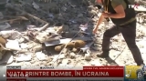 Un urs de pluș, aruncat de suflul exploziei dintr-un apartament din Bahmut, oraș lovit de ruși 