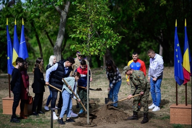 Copiii militarilor români decedați în acțiuni militare au plantat Copacul Păcii